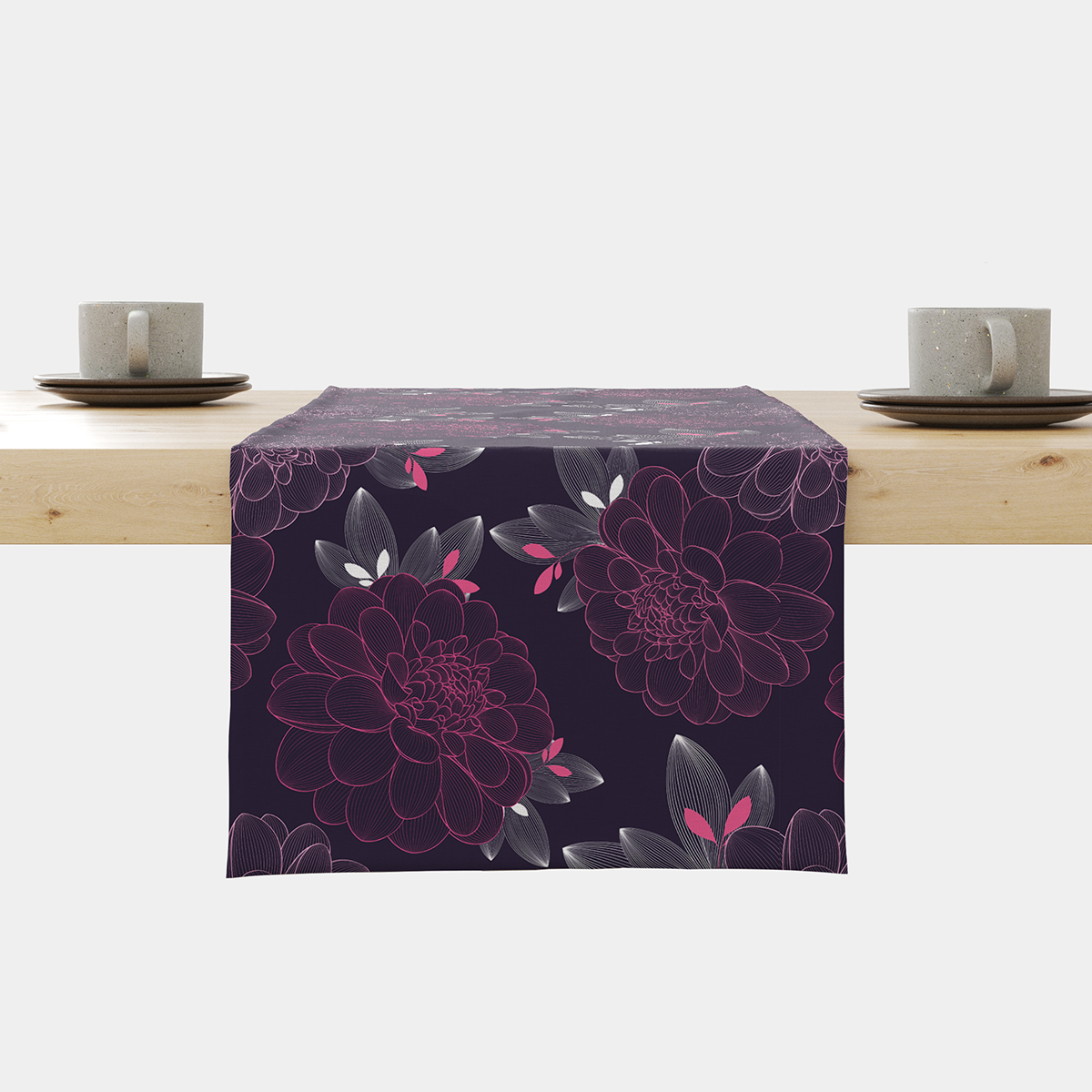 bieżnik na stole z granatowym tłem i różowymi konturowymi kwiatami