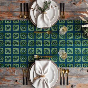 Aranżacja stołu z bieżnikiem, talerzami i sztućcami, bieżnik w centrum nakrycia