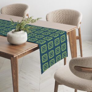 Widok bieżnika na drewnianym stole z dekoracyjną wazą, kontrast limonkowego wzoru i granatu