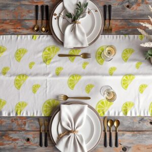 Widok z góry na nakryty stół z bieżnikiem i eleganckimi sztućcami