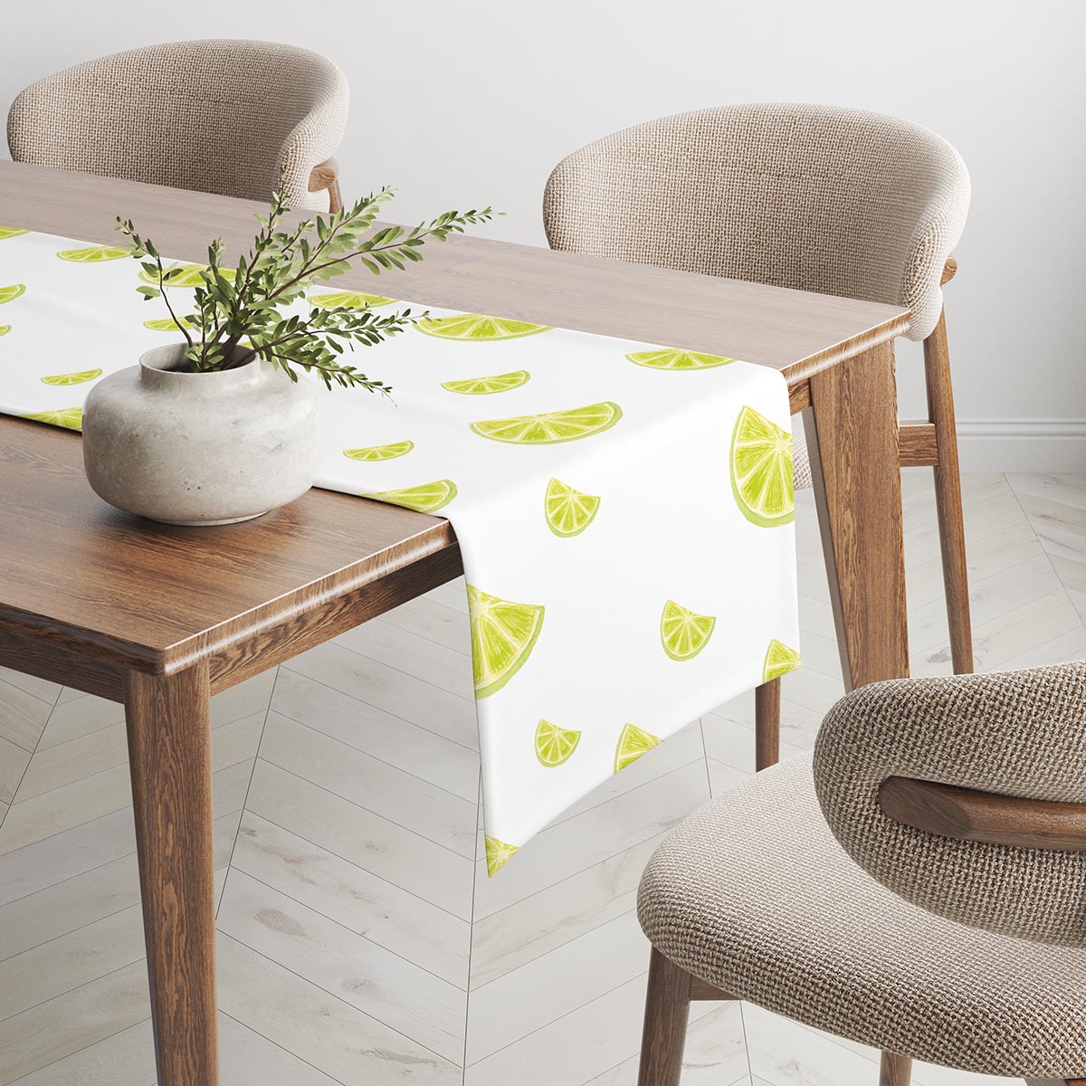 Aranżacja bieżnika na brzegu stołu z dekoracyjną donicą w stylu naturalnym