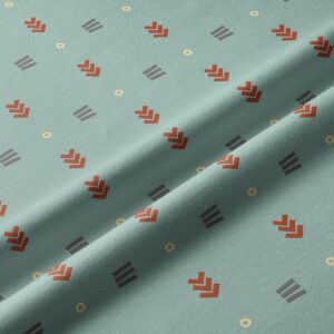 Zbliżenie na teksturę tkaniny i detale wzoru: strzałki, paski i drobne kółka