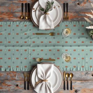 Aranżacja stołu z bieżnikiem, talerzami i złotymi sztućcami