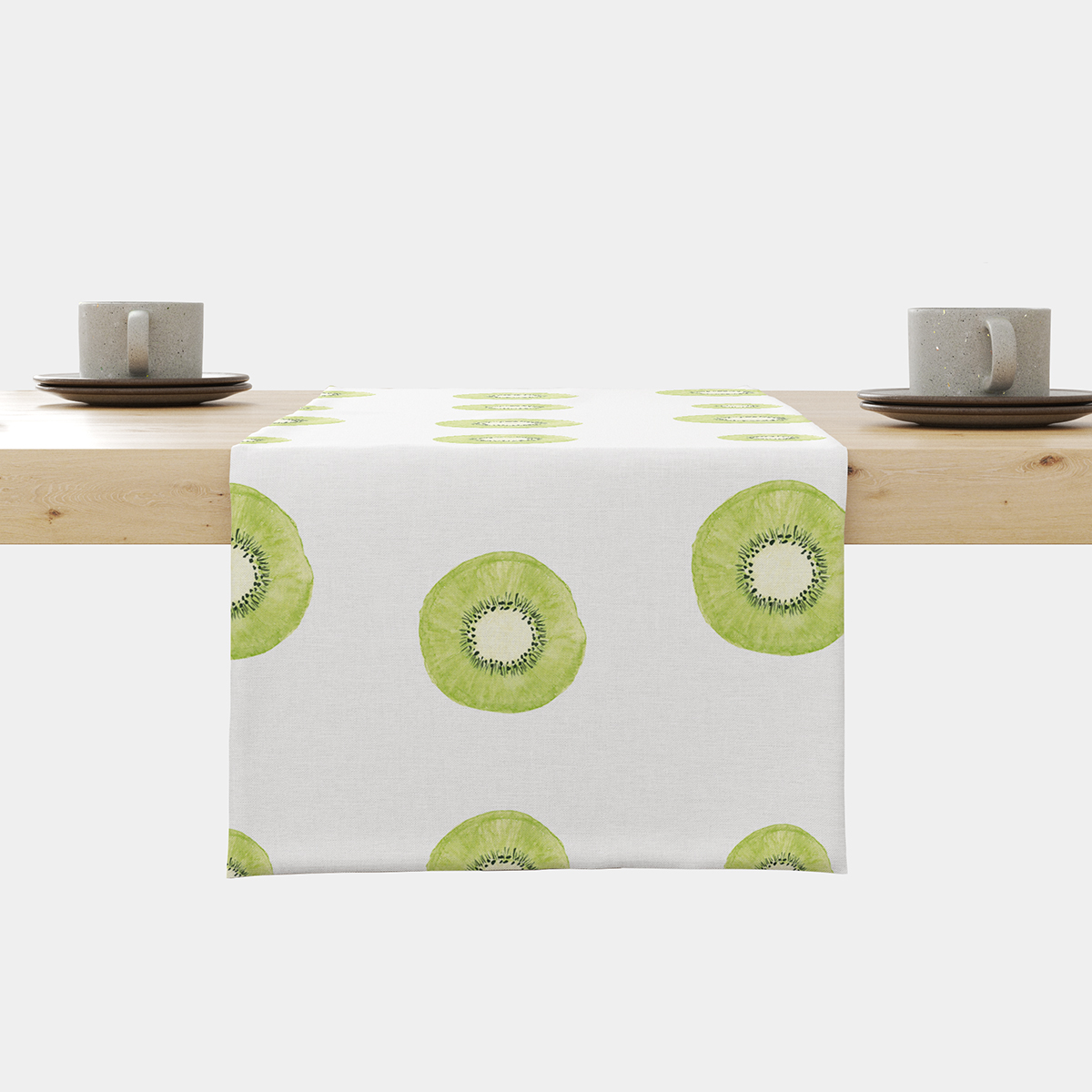 biały bieżnik z powtarzającymi się zielonymi plastrami kiwi rozłożony na drewnianym stole