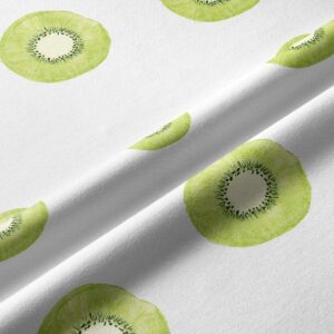 zbliżenie na akwarelowy nadruk plastra kiwi i fakturę tkaniny