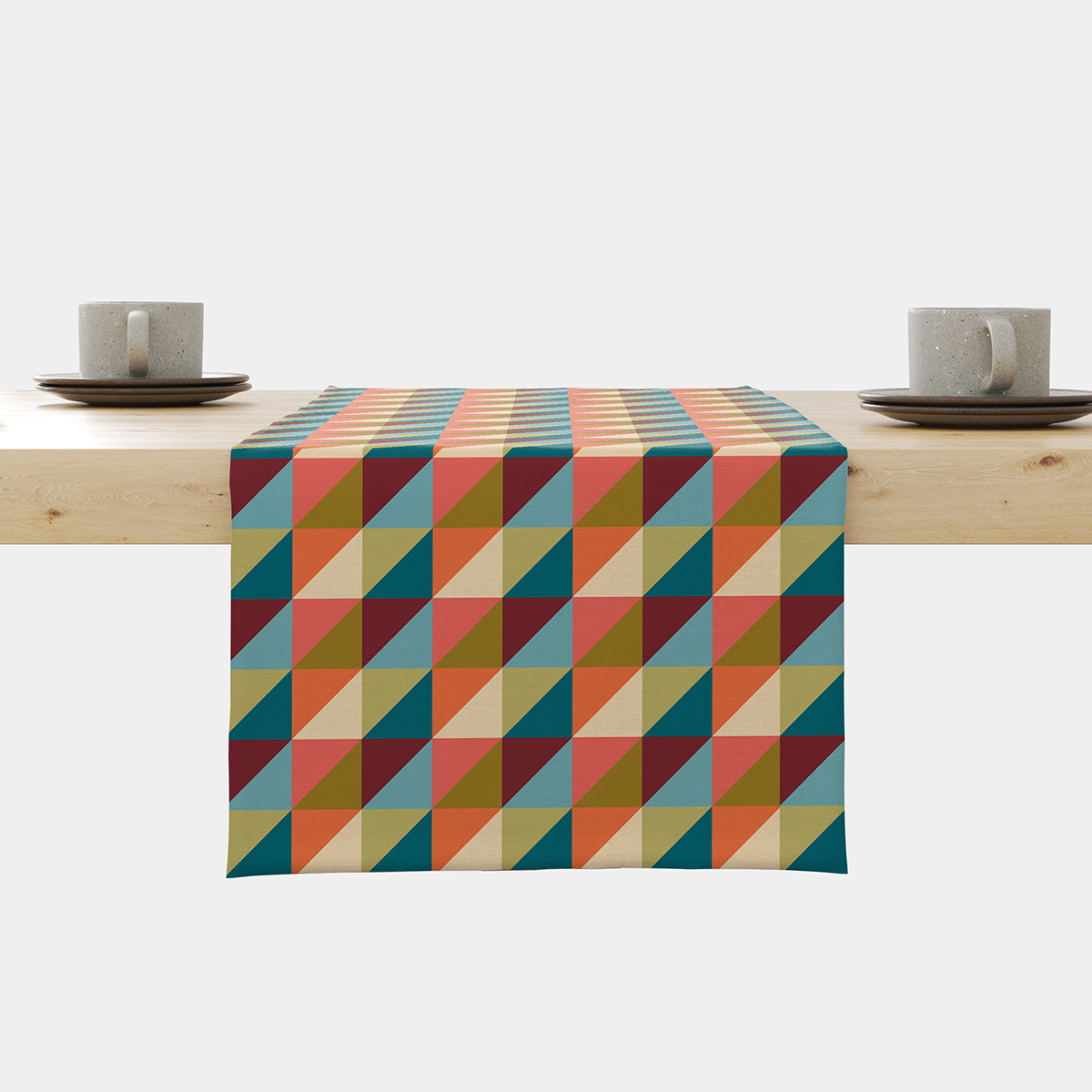 bieżnik z geometrycznym wzorem leżący na drewnianym stole, widok frontalny