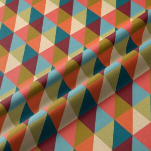 zbliżenie na tkaninę z wzorem trójkątnej mozaiki i widoczną fakturą materiału