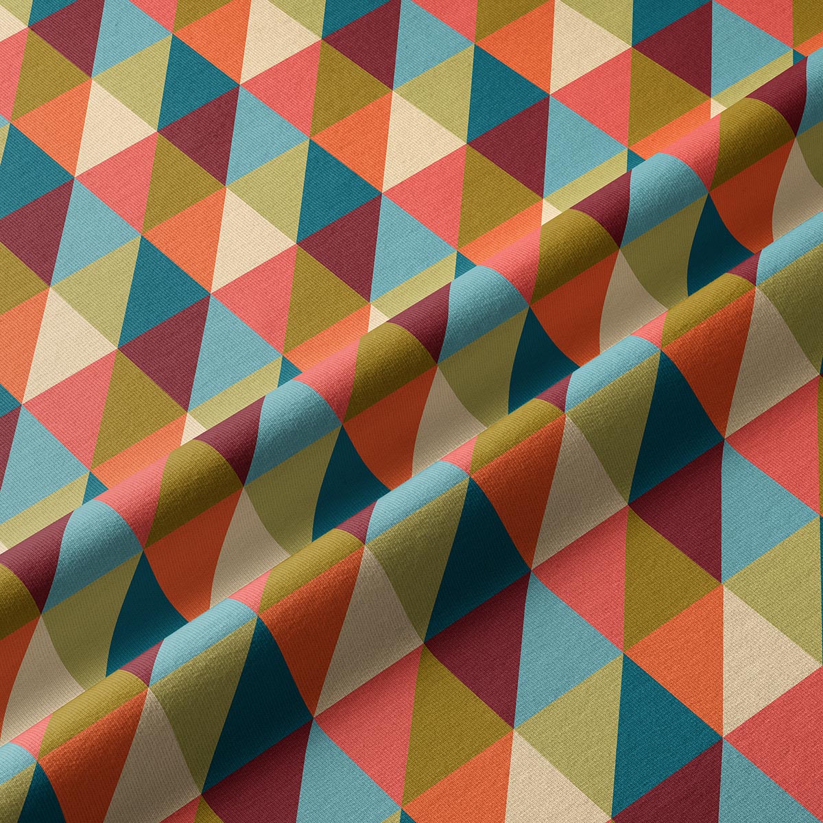 zbliżenie na tkaninę z wzorem trójkątnej mozaiki i widoczną fakturą materiału