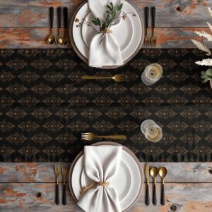 Aranżacja stołu z bieżnikiem, białą zastawą i złotymi sztućcami