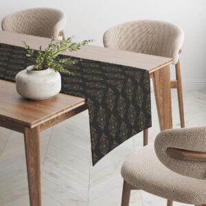 Bieżnik rozciągnięty na drewnianym stole z dekoracyjną wazą i krzesłami