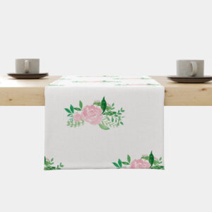 Bieżnik z akwarelowymi różami ułożony na drewnianym stole, widok z przodu