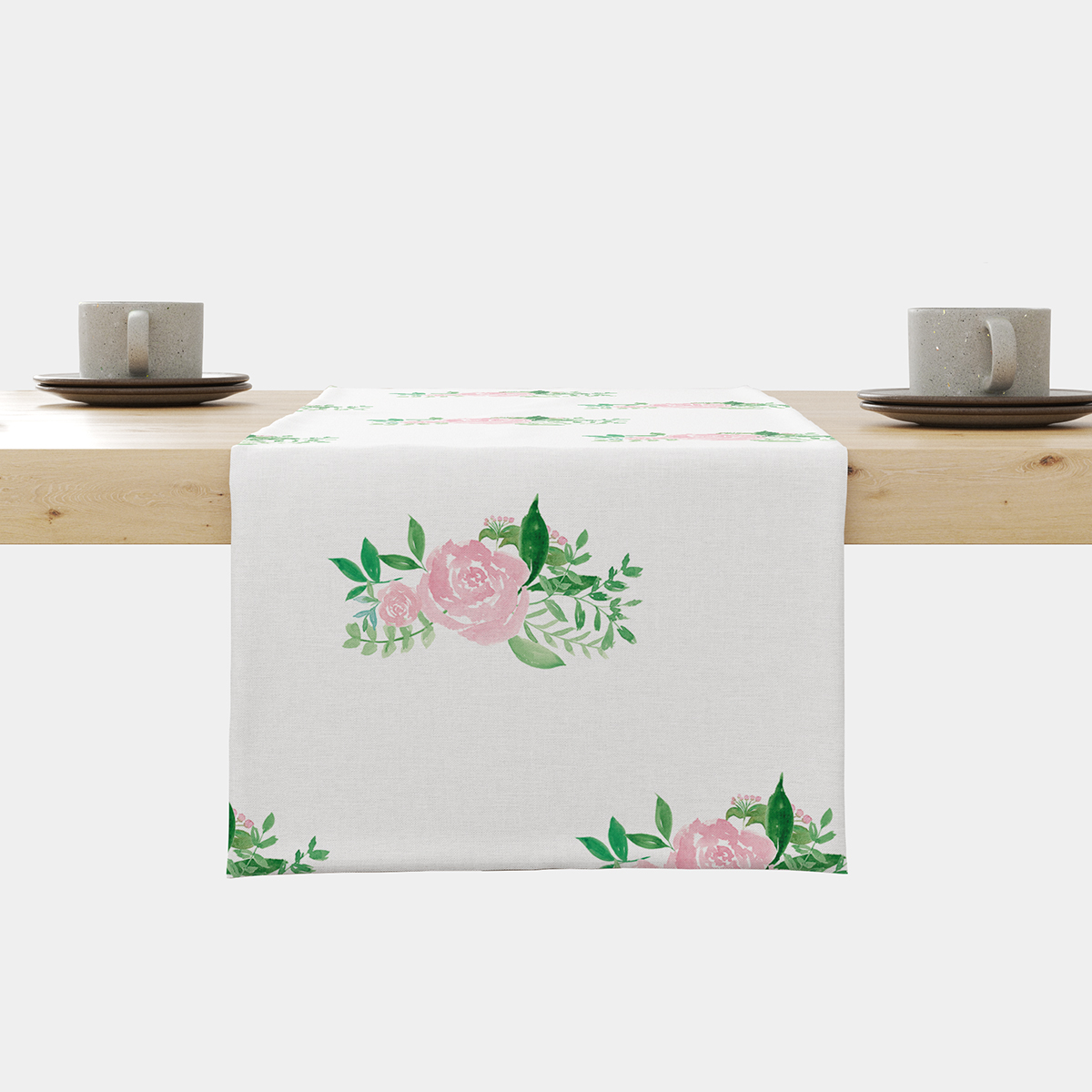 Bieżnik z akwarelowymi różami ułożony na drewnianym stole, widok z przodu