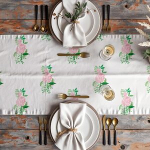 Aranżacja stołu z bieżnikiem, talerzami i złotymi sztućcami