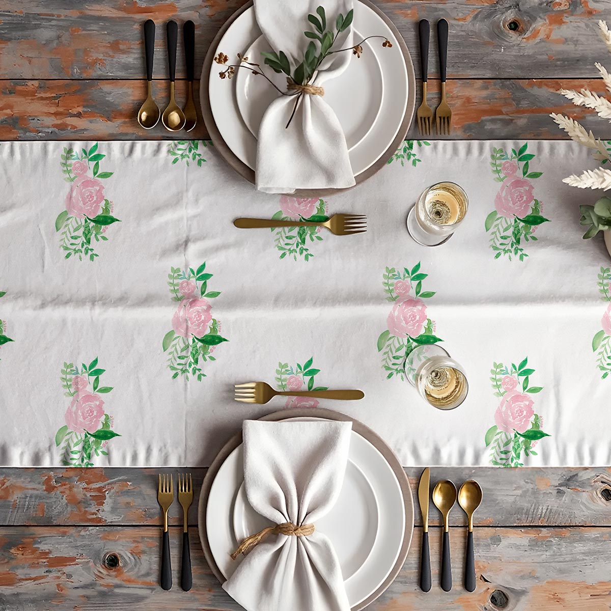 Aranżacja stołu z bieżnikiem, talerzami i złotymi sztućcami