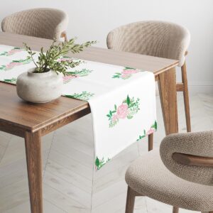 Bieżnik na stole z ceramiczną wazą i krzesłami w jasnym wnętrzu