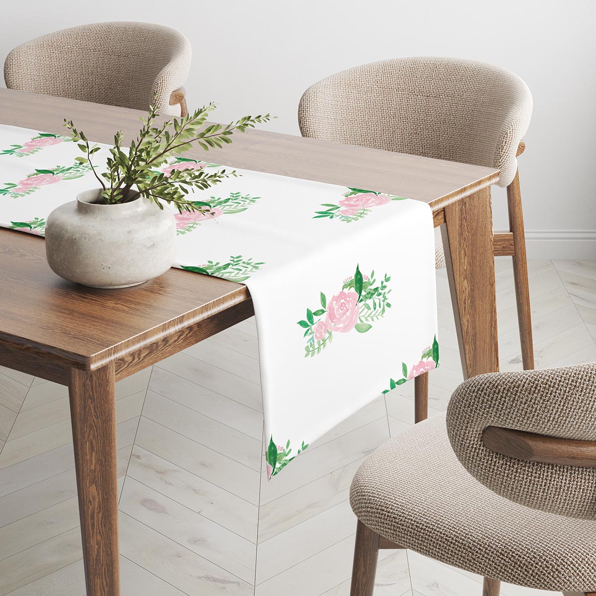 Bieżnik na stole z ceramiczną wazą i krzesłami w jasnym wnętrzu