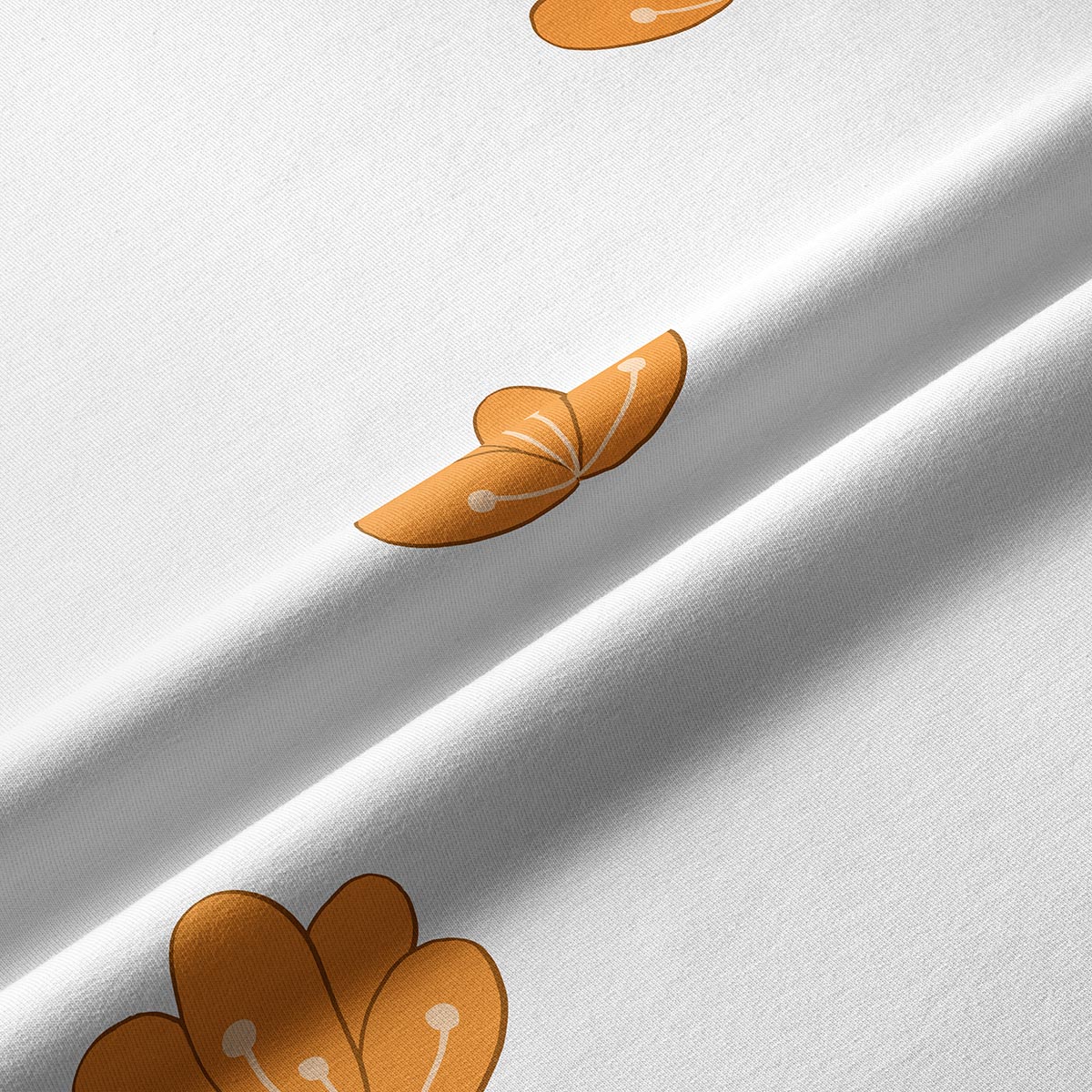 Zbliżenie na gładką tkaninę i detal nadruku pomarańczowego kwiatu