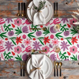 Bieżnik rozłożony na rustykalnym stole z talerzami, sztućcami i kieliszkami