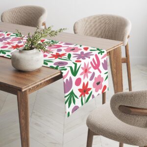 Widok bieżnika z narożnika stołu z wazonem i elementami zastawy