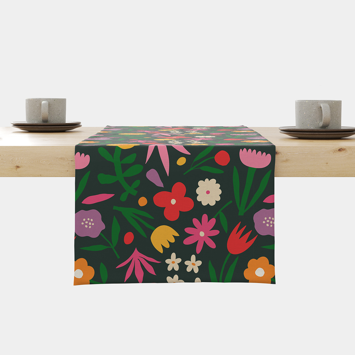 Bieżnik ułożony na stole z ciemnym tłem i kolorowymi, prostymi kwiatami widok z przodu
