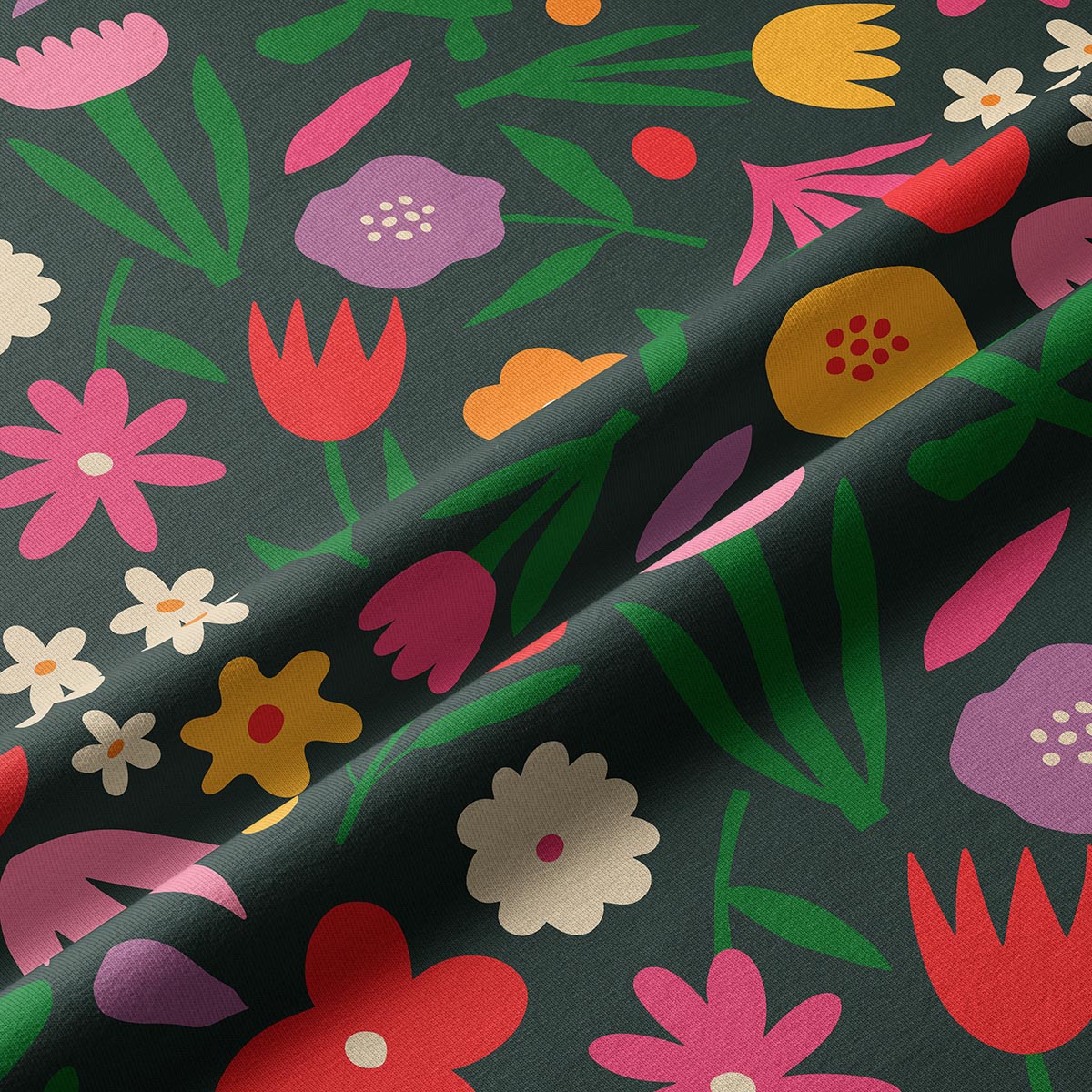 Zbliżenie na fakturę tkaniny i detale kwiatowego wzoru w żywych kolorach