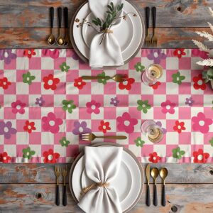 Bieżnik w aranżacji stołu z zastawą, sztućcami i dekoracją, widok z góry