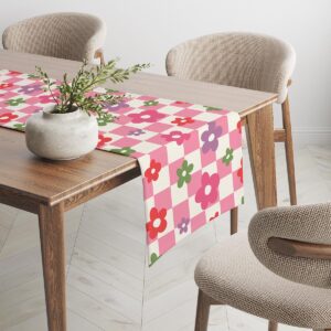 Fragment bieżnika na drewnianym stole z roślinną dekoracją