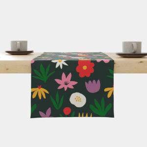 Bieżnik z ciemnym tłem i wesołymi, kolorowymi kwiatami ułożony na stole, ujęcie główne