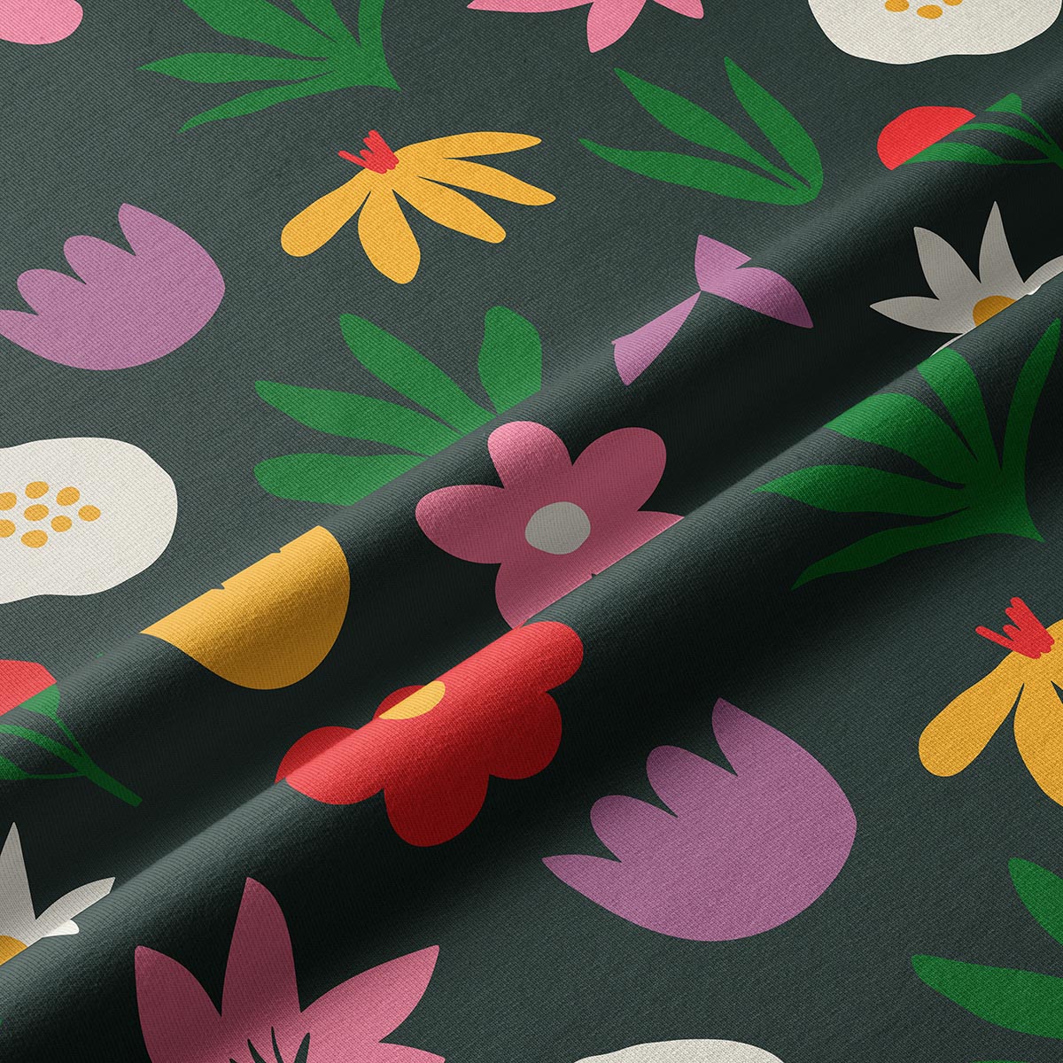 Zbliżenie na fakturę tkaniny i detale kolorowych kwiatów wzoru