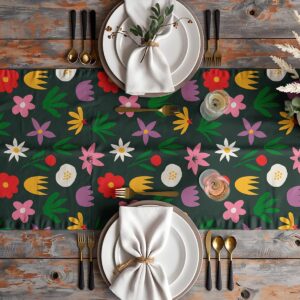 Bieżnik rozłożony na rustykalnym stole w aranżacji z talerzami i sztućcami