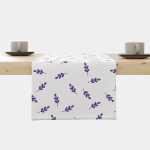 Bieżnik z drobnym wzorem fioletowych gałązek na jasnym tle ułożony na środku stołu