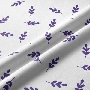 Zbliżenie na tkaninę pokazujące wyraźny nadruk fioletowych gałązek i fakturę materiału