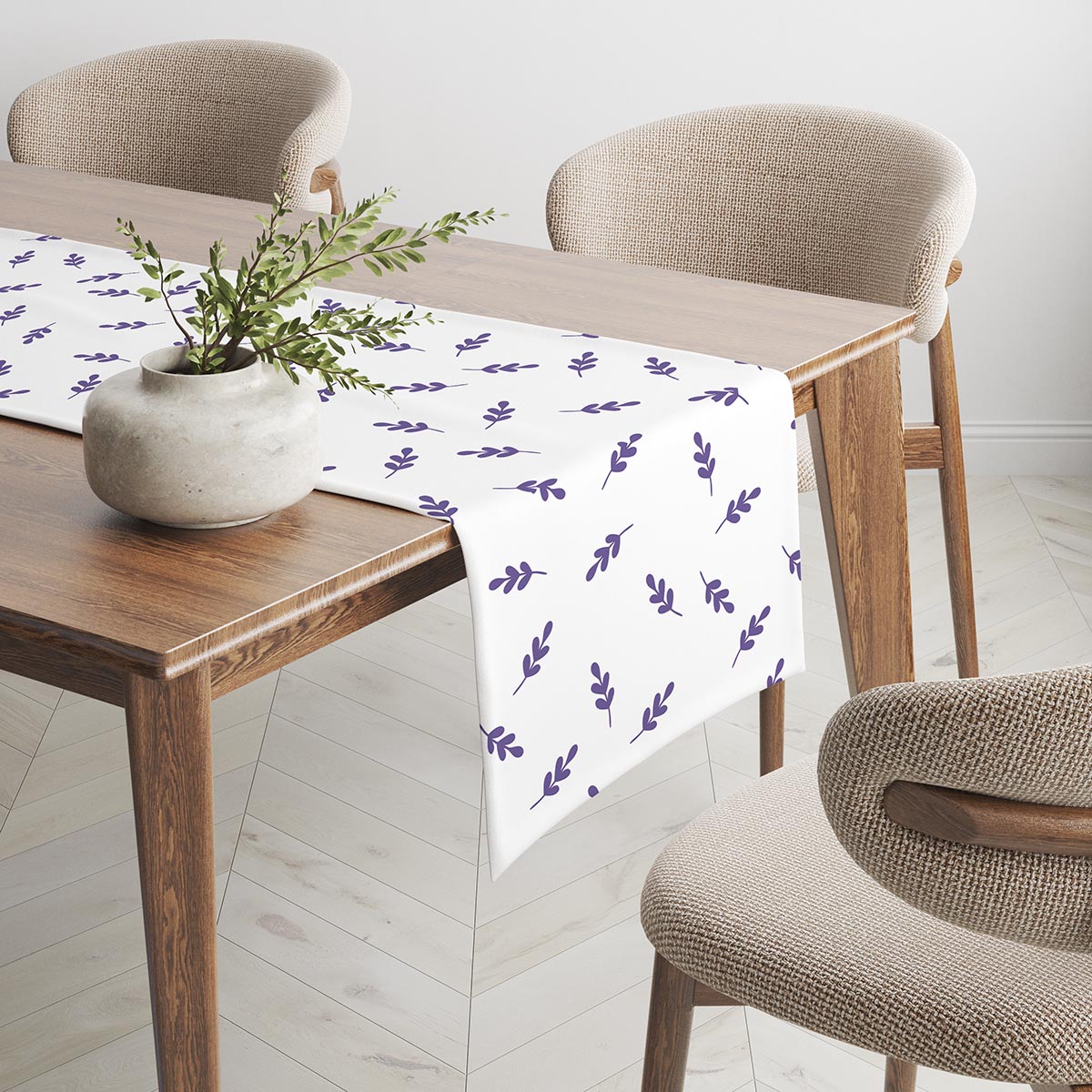 Widok bieżnika rozciągniętego na drewnianym stole z dekoracyjną rośliną w wazonie