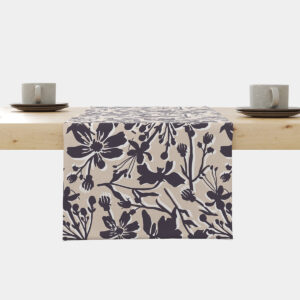 Bieżnik z beżowym tłem i ciemnym kwiatowym wzorem ułożony na stole, główne ujęcie