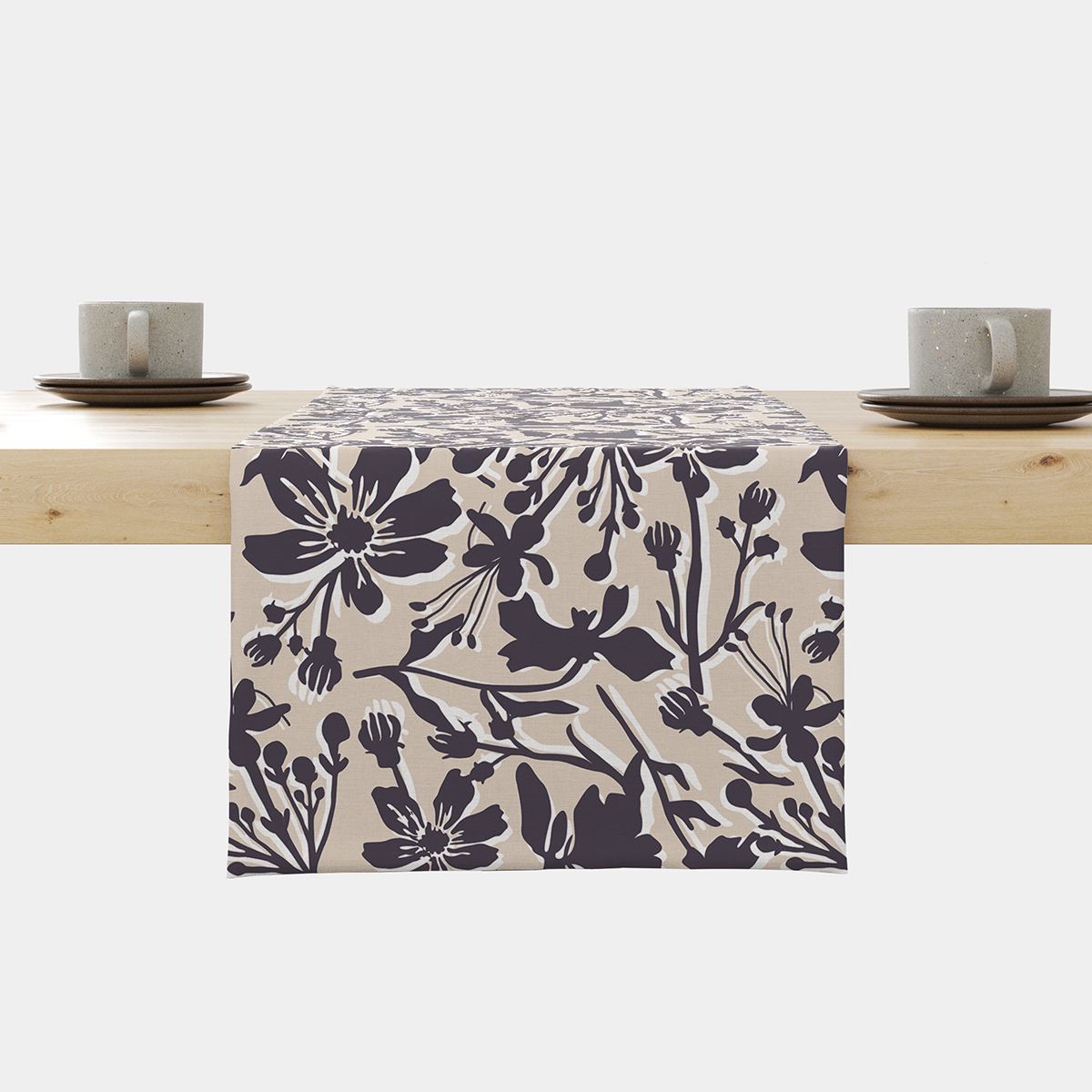 Bieżnik z beżowym tłem i ciemnym kwiatowym wzorem ułożony na stole, główne ujęcie