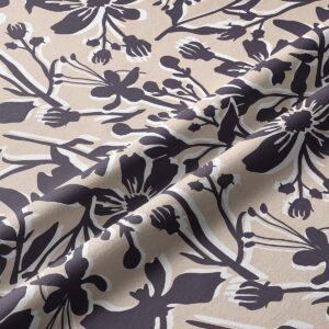 Zbliżenie na fakturę tkaniny i szczegóły kwiatowego nadruku