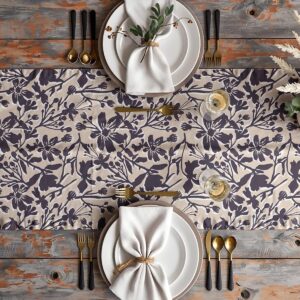 Widok z góry na rozłożony bieżnik z zastawą i złotymi sztućcami na rustykalnym stole