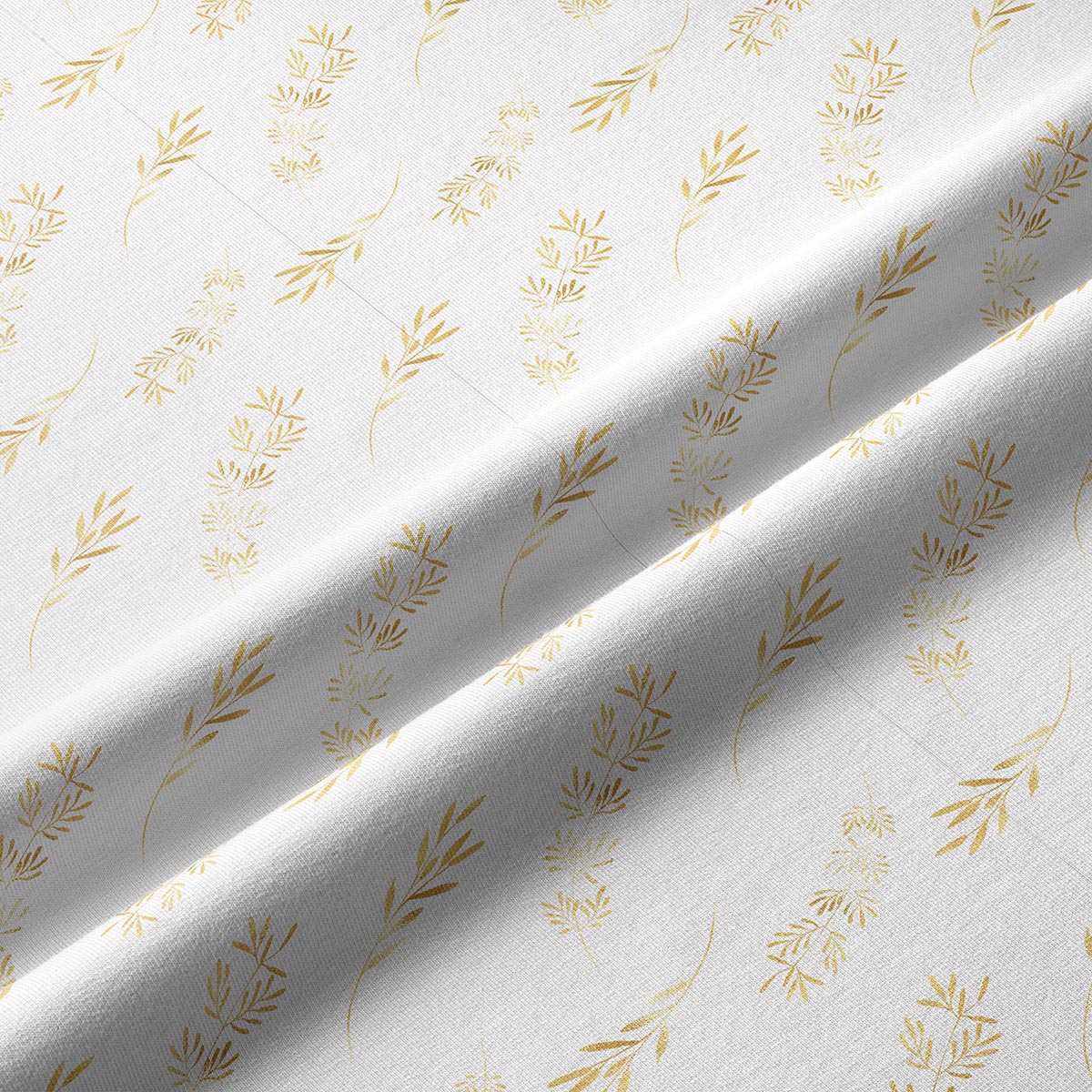 Zbliżenie tkaniny pokazujące złoty nadruk gałązek i fakturę materiału