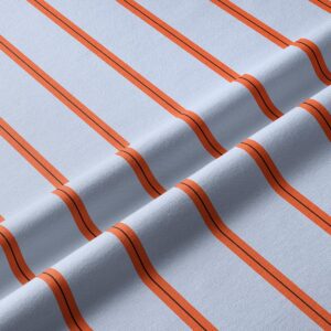 Zbliżenie na tkaninę bieżnika z widocznym splotem i kontrastującymi pomarańczowymi pasami