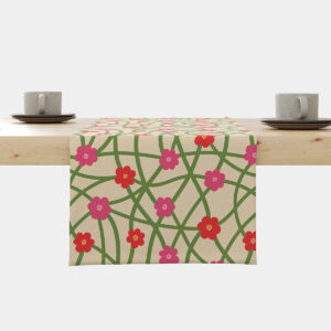 Bieżnik ułożony na stole z widocznym wzorem zielonej sieci i różowo-czerwonych kwiatków