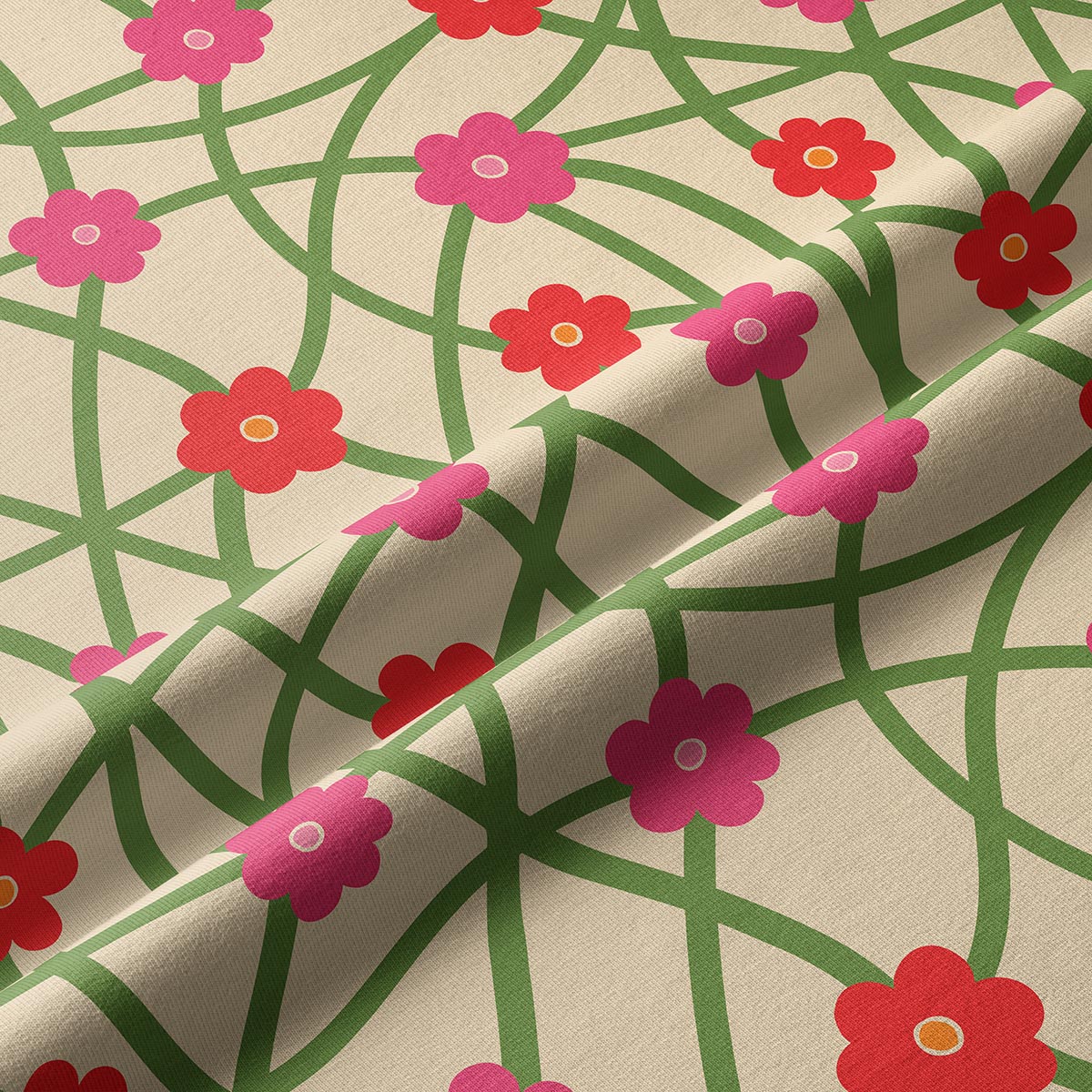 Zbliżenie na fakturę tkaniny i detal kolorowych kwiatków na beżowym tle