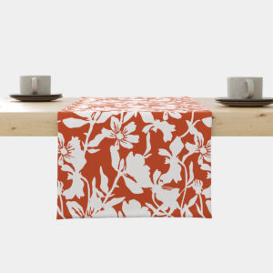 Bieżnik na stole z białymi kwiatami na ceglastym tle widok z przodu