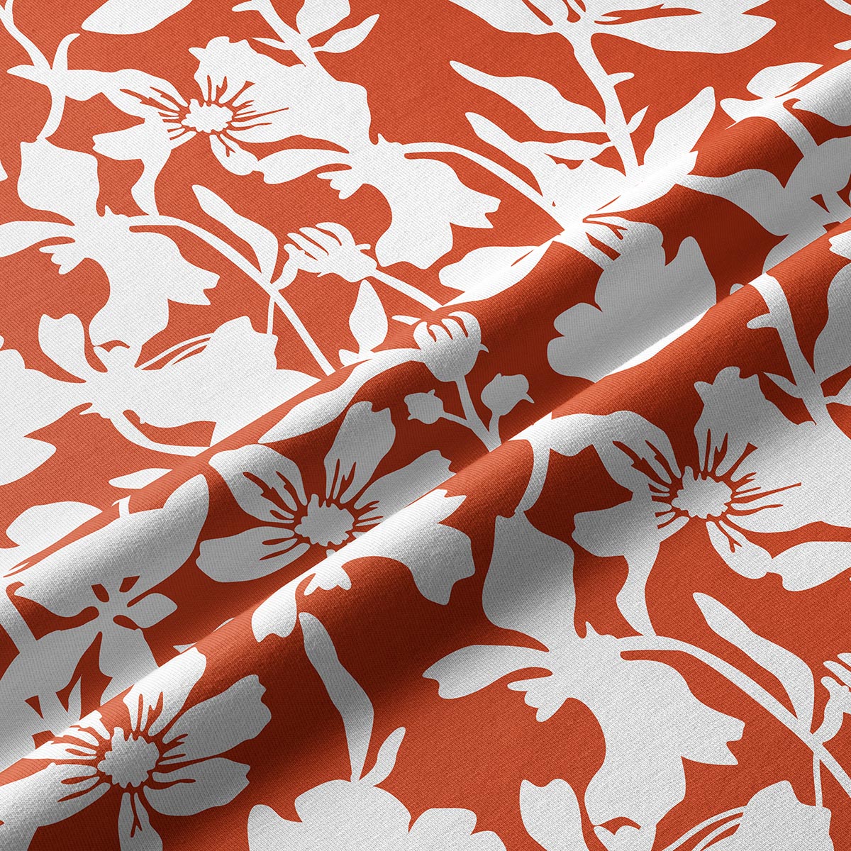 Zbliżenie na fakturę tkaniny i kontrastujące, białe sylwetki kwiatów