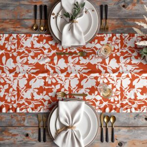 Aranżacja stołu z bieżnikiem, białą zastawą i złotymi sztućcami widok z góry