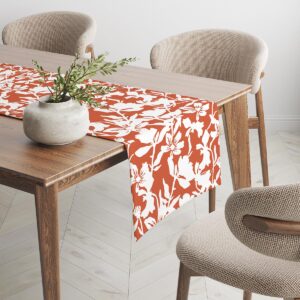 Bieżnik układający się na rogu stołu, detal wzoru i krawędzi