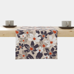 Bieżnik z dużymi kwiatami na beżowym tle rozłożony na stole, widok z przodu