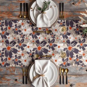 Aranżacja stołu z białą zastawą, złotymi sztućcami i bieżnikiem w kwiatowy wzór