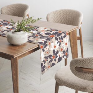 Widok z boku na bieżnik ukazujący powtórzony motyw kwiatów i naturalną paletę barw