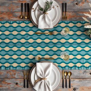 Aranżacja stołu z bieżnikiem, talerzami i sztućcami na rustykalnym blacie