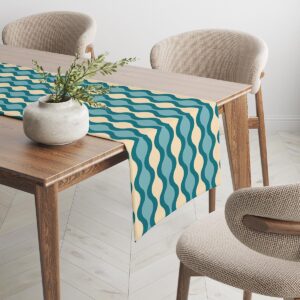 Widok bieżnika ułożonego w jadalni z rośliną w donicy i neutralnymi krzesłami